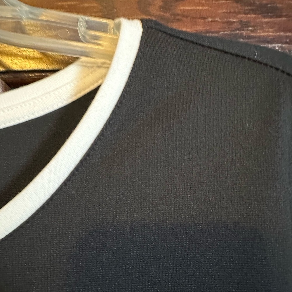 5/$25 😻 Adrienne Vittadini sz16 Gorgeous Black Fitted Sweater with White Trim - Picture 4 of 5